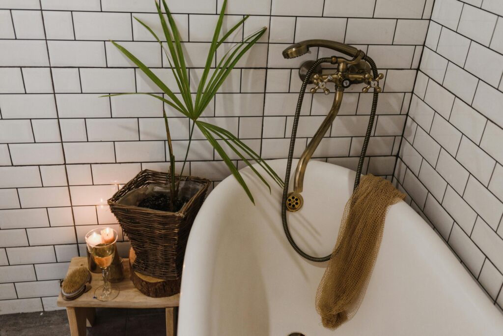 salle-de-bain-minimaliste-chaleureuse