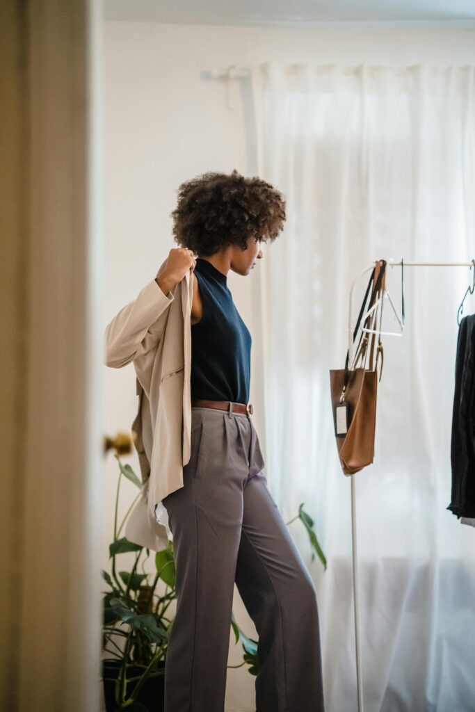 dressing organisée minimaliste femme d'affaire